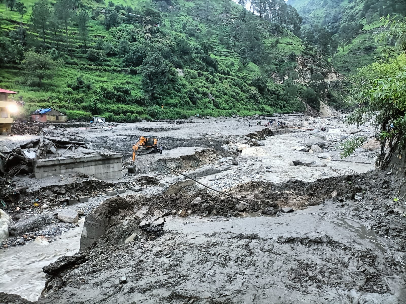 Himachal Pradesh Cloudburst: एक शव मिला, बाढ़ में बहे 35 लोगों का सुराग नहीं, बचाव कार्य जारी