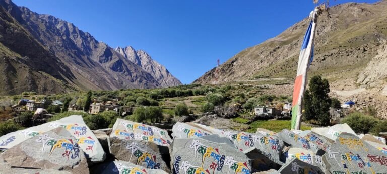 Lahaul News: मयाड़ घाटी के करपट गांव में पानी में डूबा पुल, जान जोखिम में डालकर झूले से फसल पार करने को मजबूर किसान
