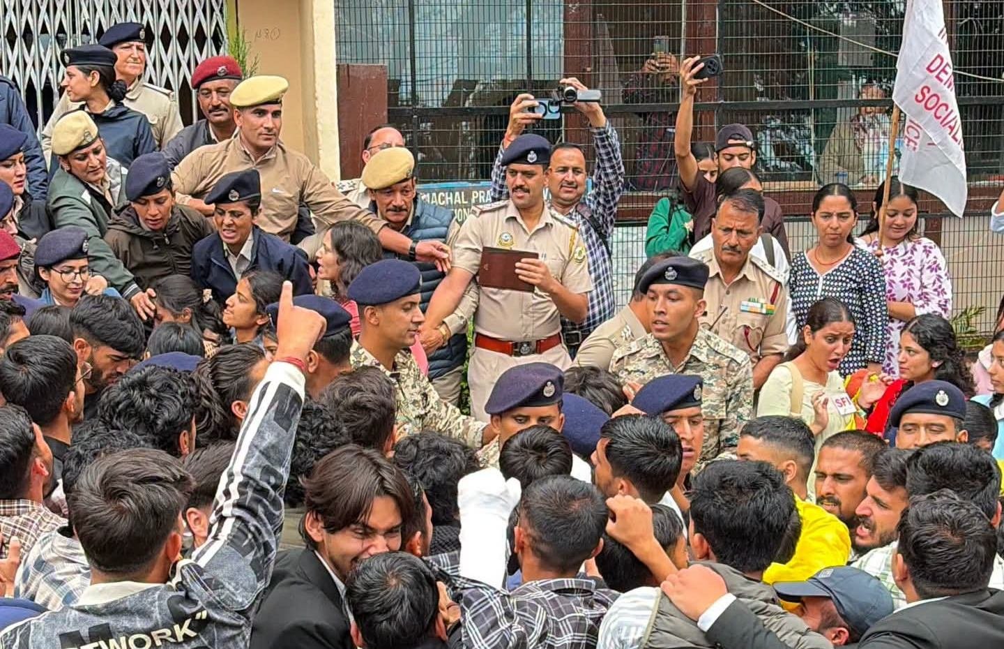 HPU Shimla: एचपीयू परिसर में एसएफआई और एबीवीपी कार्यकर्ताओं में खूनी झड़प, समरहिल चौक से वीसी ऑफिस तक चले लाठी-डंडे, आधा दर्जन छात्र घायल