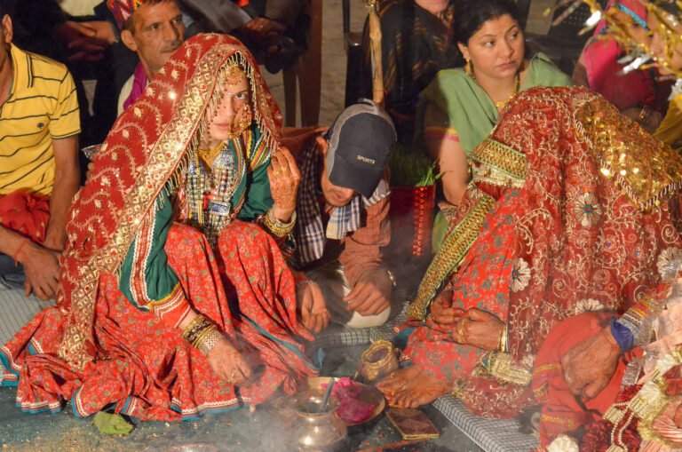 आधुनिकता की चकाचौंध में लुप्त होती हिमाचली शादियों की अनूठी परंपराएं, बुजुर्गों की सामूहिक सीख की अनदेखी