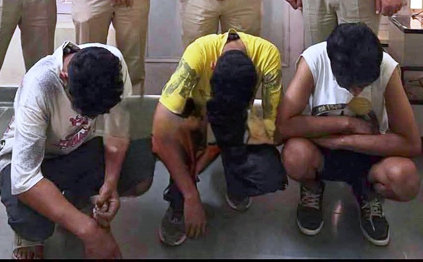 बंजार पुलिस स्टेशन के बाहर चोरी मामले में गिरफ्तार आरोपी