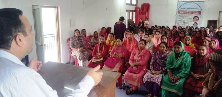 Hamirpur News: सुजानपुर के पनोह में नालसा की कानूनी योजनाओं और पोषण माह पर महिलाओं को किया जागरूक
