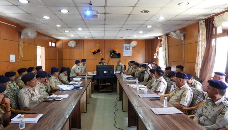 कुल्लू में जेसीसी कल्याण व अपराध समीक्षा बैठक की अध्यक्षता करते एसपी अभिषेक एस.