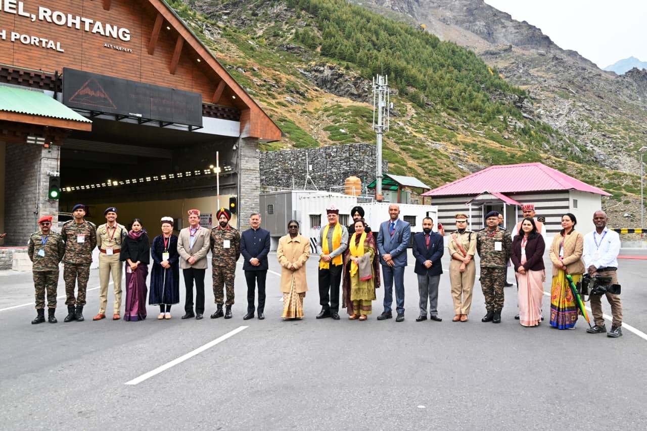 राष्ट्रपति द्रौपदी मुर्मु ने किया अटल टनल का दौरा, हिडिंबा मंदिर में टेका माथा