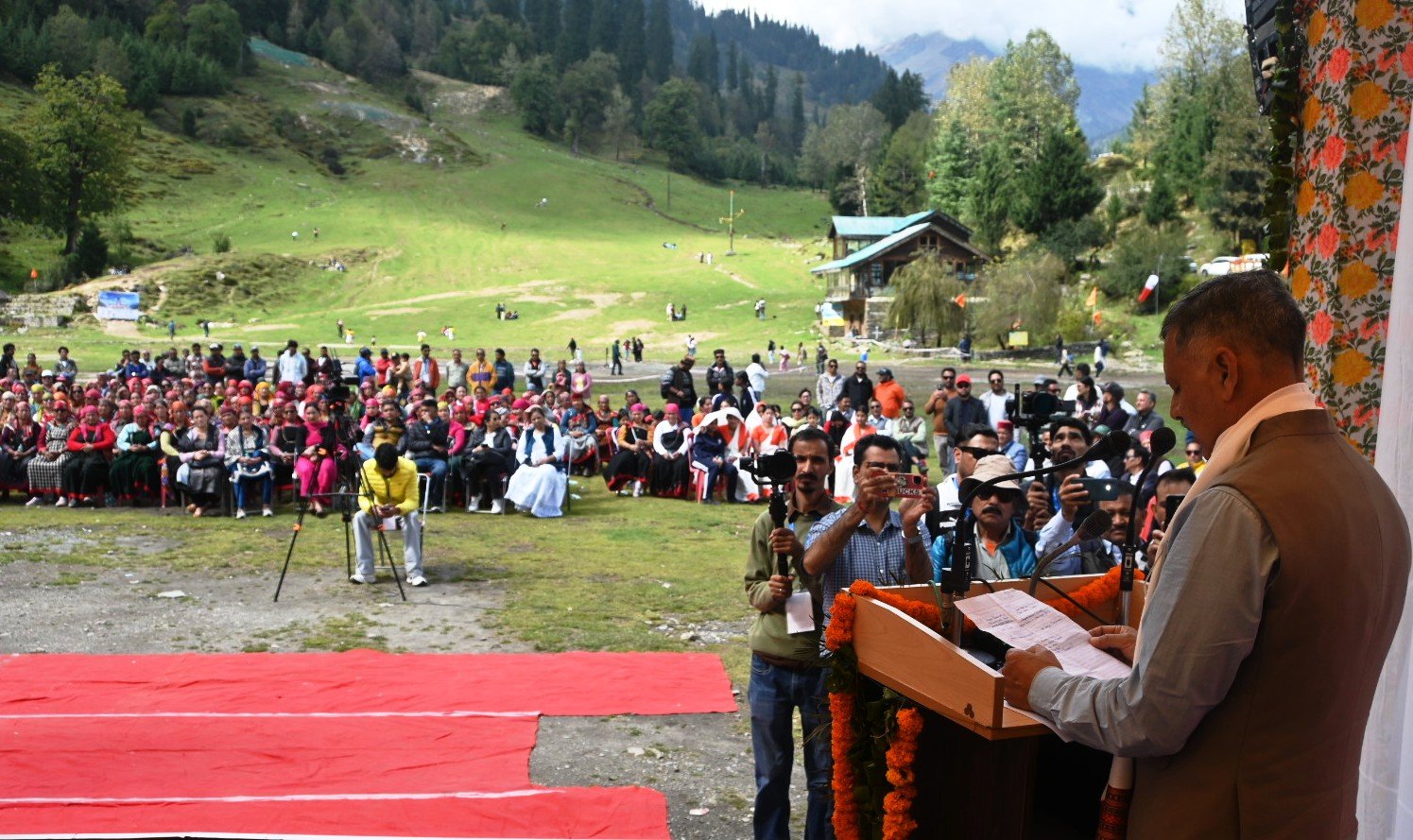 Kullu News: कैबिनेट मंत्री राजेश धर्माणी ने सोलंग नाला में फर्स्ट एक्यूरेसी पैराग्लाइडिंग प्री वर्ल्ड कप 2026 का किया शुभारंभ