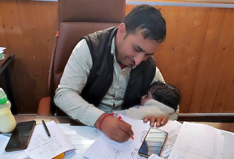 एक सरकारी अफसर ऐसा भी..  गोद में सोई नन्हीं बेटी संग निपटाते जनता के काम