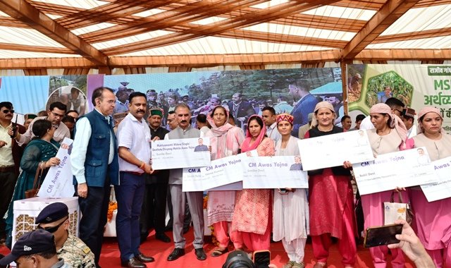 Himachal News CM Sukhu Distributes Financial Assistance To Workers