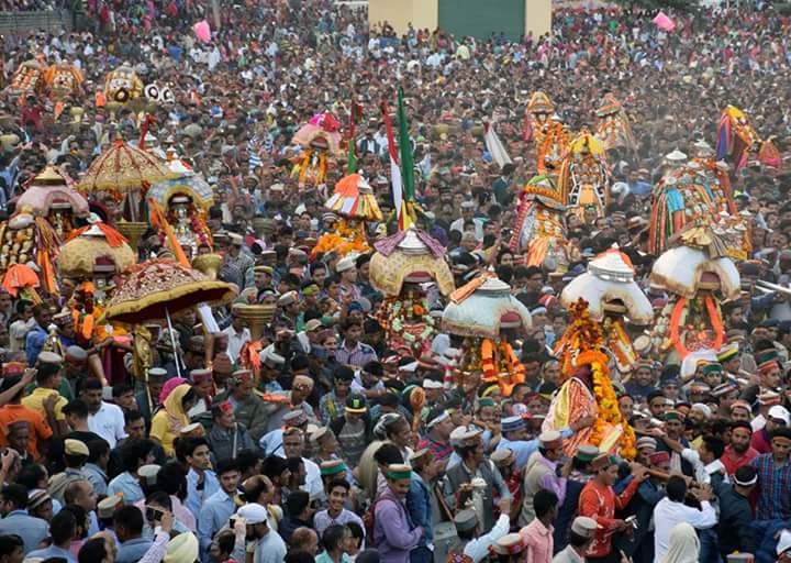 Kullu Dussehra: जब पूरे देश में उत्सव थमता है, तब देवभूमि में जागता है 375 साल पुराना देवलोक