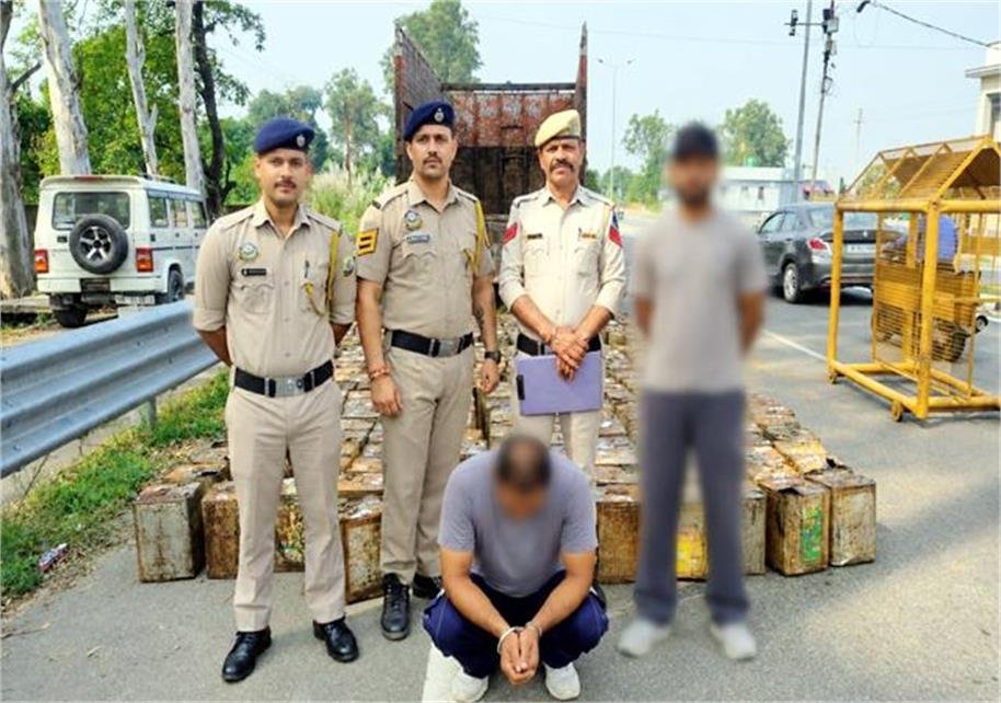 Nurpur News: कंडवाल बैरियर पर पुलिस की बड़ी कार्रवाई, अवैध बिरोजे से भरा ट्रक जब्त और चालक गिरफ्तार