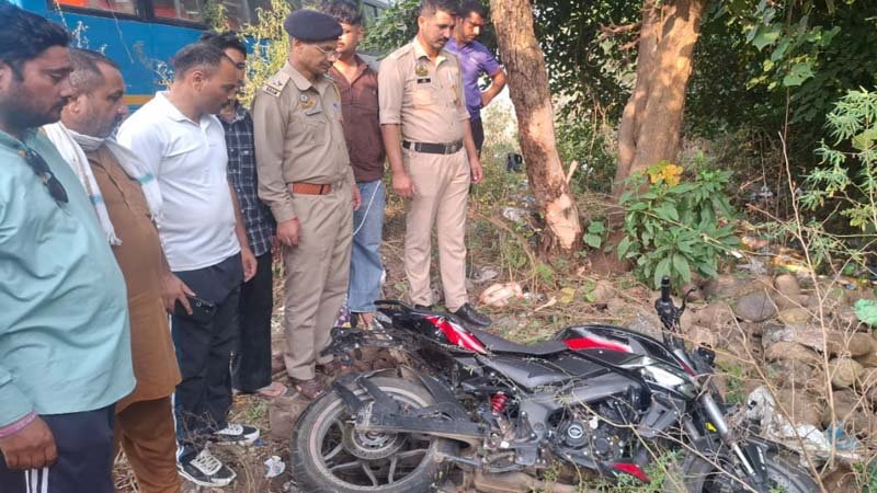 Kangra News: पेड़ से टकराई बाइक, युवक की मौत और दो गंभीर घायल
