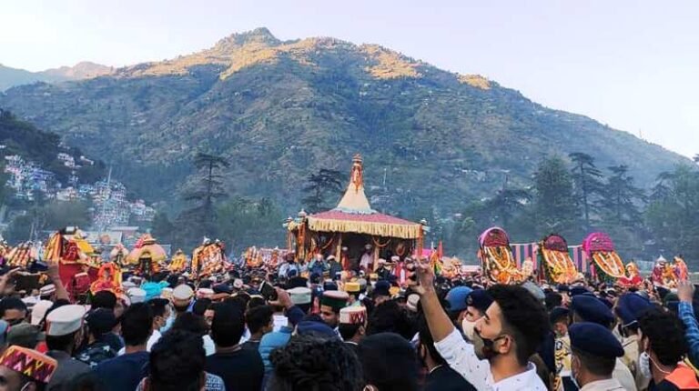 International Kullu Dussehra 2026: आज होगा भगवान रघुनाथ की भव्य रथयात्रा से देव महाकुंभ का आगाज, 347 देवी-देवताओं का ढालपुर में महासंगम