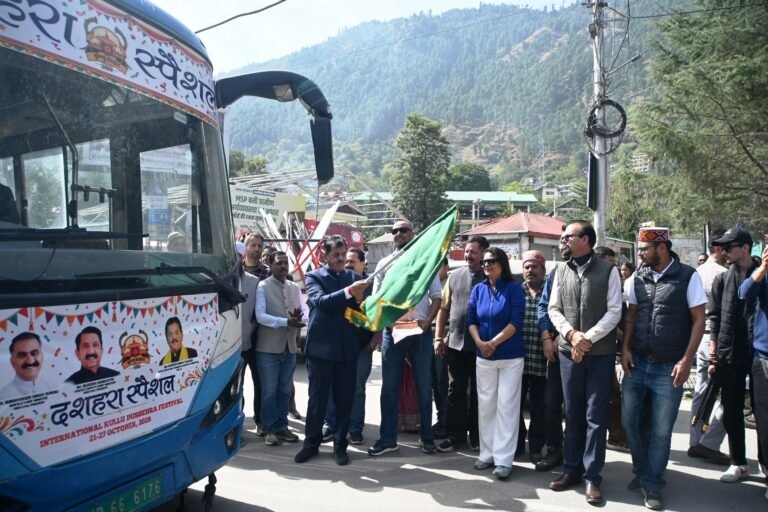 Kullu News MLA Sunder Thakur flags off 50 special buses at Dhalpur Chowk for Dussehra