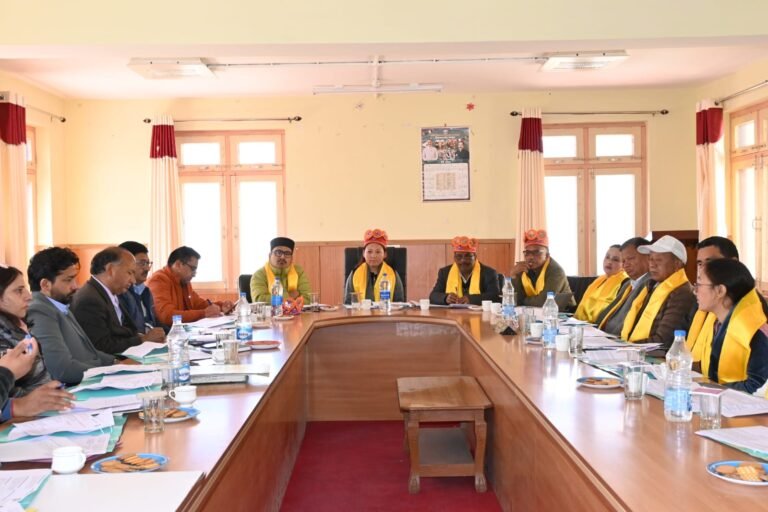 Lahaul Spiti News: केलांग में जिला परिषद बैठक आयोजित, विकास कार्यों और पर्यटन सुविधाओं पर दिया जोर