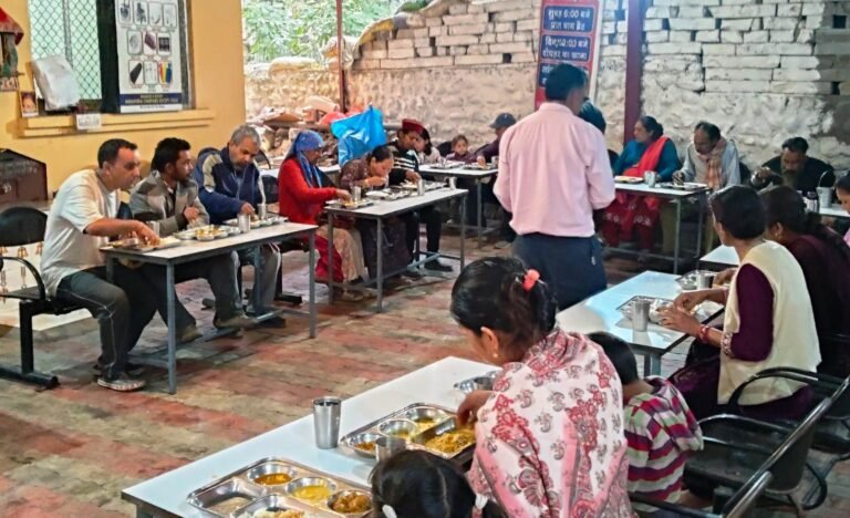75 बार रक्तदान कर जीवनदान देने वाले स्व. शमशेर सिंह ठाकुर की पुण्यतिथि: परिजनों ने जोनल अस्पताल के अन्नपूर्णा लंगर में कराया भोजन