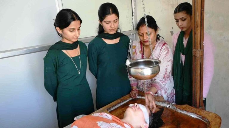 Panchakarma Treatment: सिरमौर में 89 आयुष केंद्रों से मजबूत हो रही पारंपरिक चिकित्सा, युवाओं को मिल रहा रोजगार