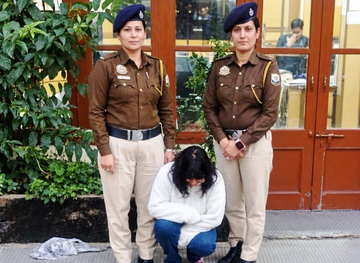 Shimla News: शिमला के लोअर चक्कर में आधी रात पुलिस की दबिश, कमरे से 28 वर्षीय युवती से 56 ग्राम चिट्टा बरामद