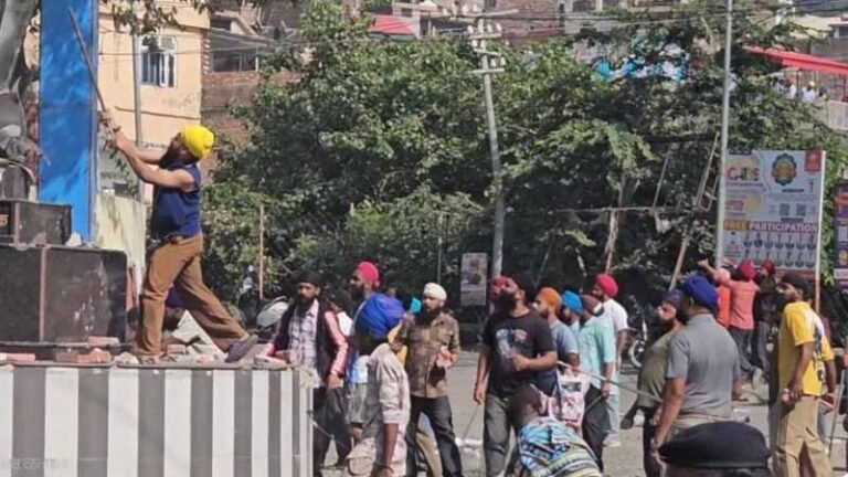 Sirmaur News: नाहन के वाल्मीकि चौक पर दो गुटों में खूनी झड़प, एसएचओ समेत कई पुलिसकर्मी घायल, हाईवे पर लगा लंबा जाम