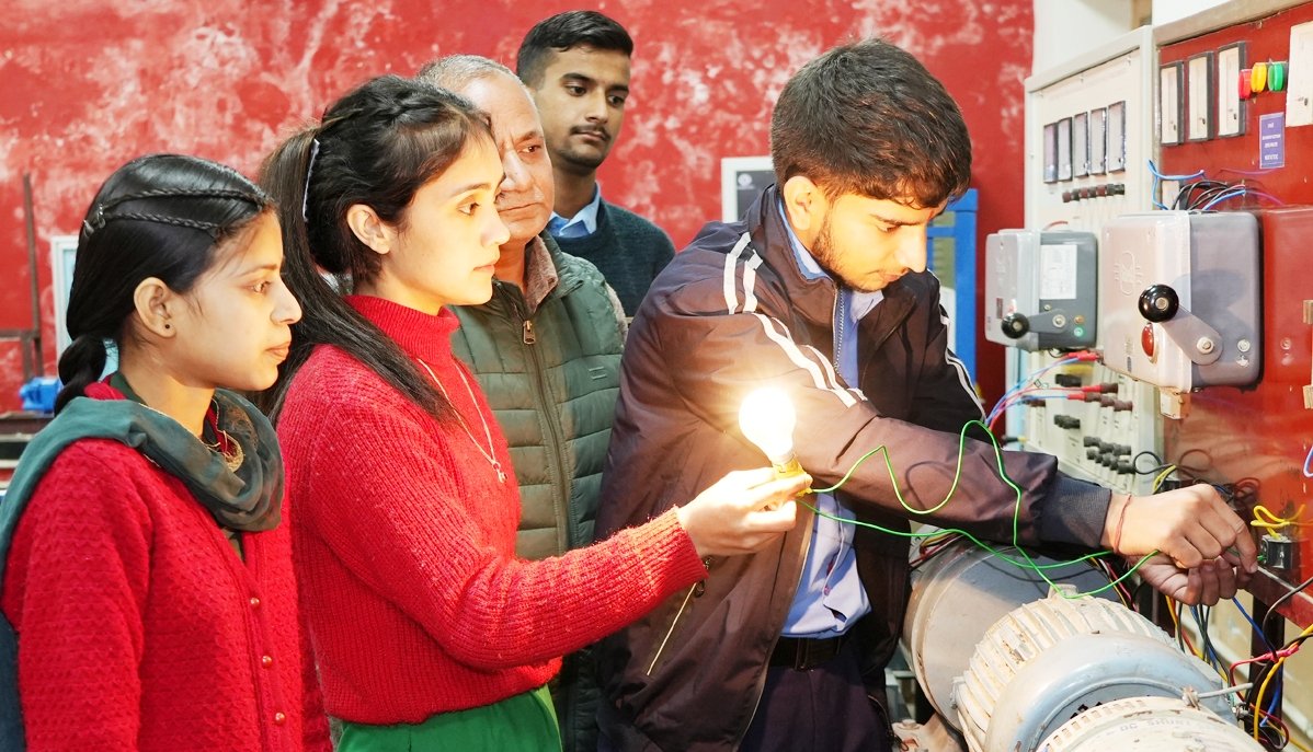 Himachal News: तकनीकी क्षेत्र में युवाओं के लिए खुले समृद्धि के द्वार, ‘तकनीकी रोजगार सेतु’ से हिमाचल बना रहा डिजिटल पहचान